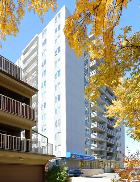 10160 116th St NW, Edmonton, AB en alquiler - Foto del edificio - Imagen 3 de 13