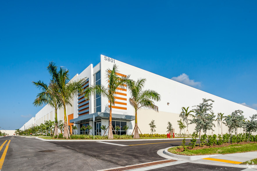 5801 E 10th Ave, Hialeah, FL en alquiler - Foto del edificio - Imagen 2 de 6