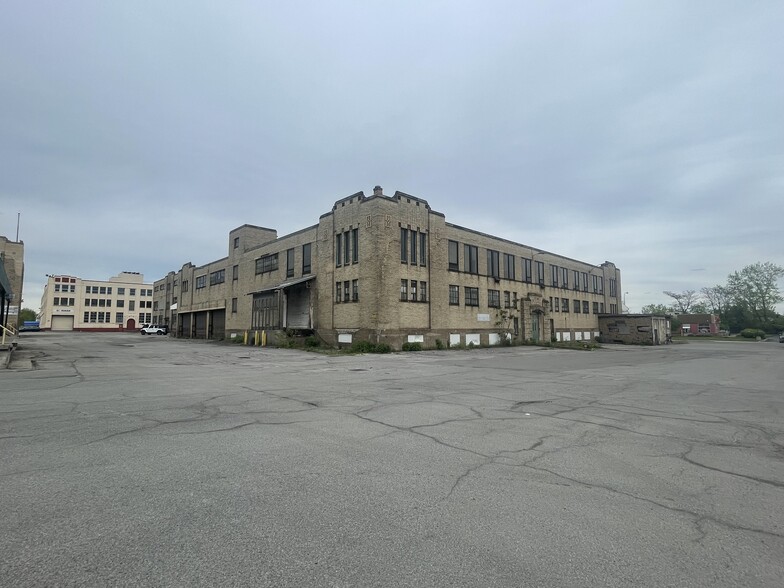 644 Bailey Ave, Buffalo, NY en venta - Foto del edificio - Imagen 2 de 5