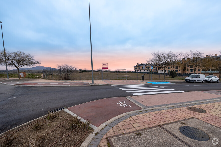 Avenida Cristóbal Colón, 19, Colmenar Viejo, Madrid en venta - Foto del edificio - Imagen 1 de 2