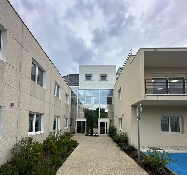 22 Rue Du 35Eme Regiment D'Aviation, Bron en alquiler - Foto del edificio - Imagen 2 de 4