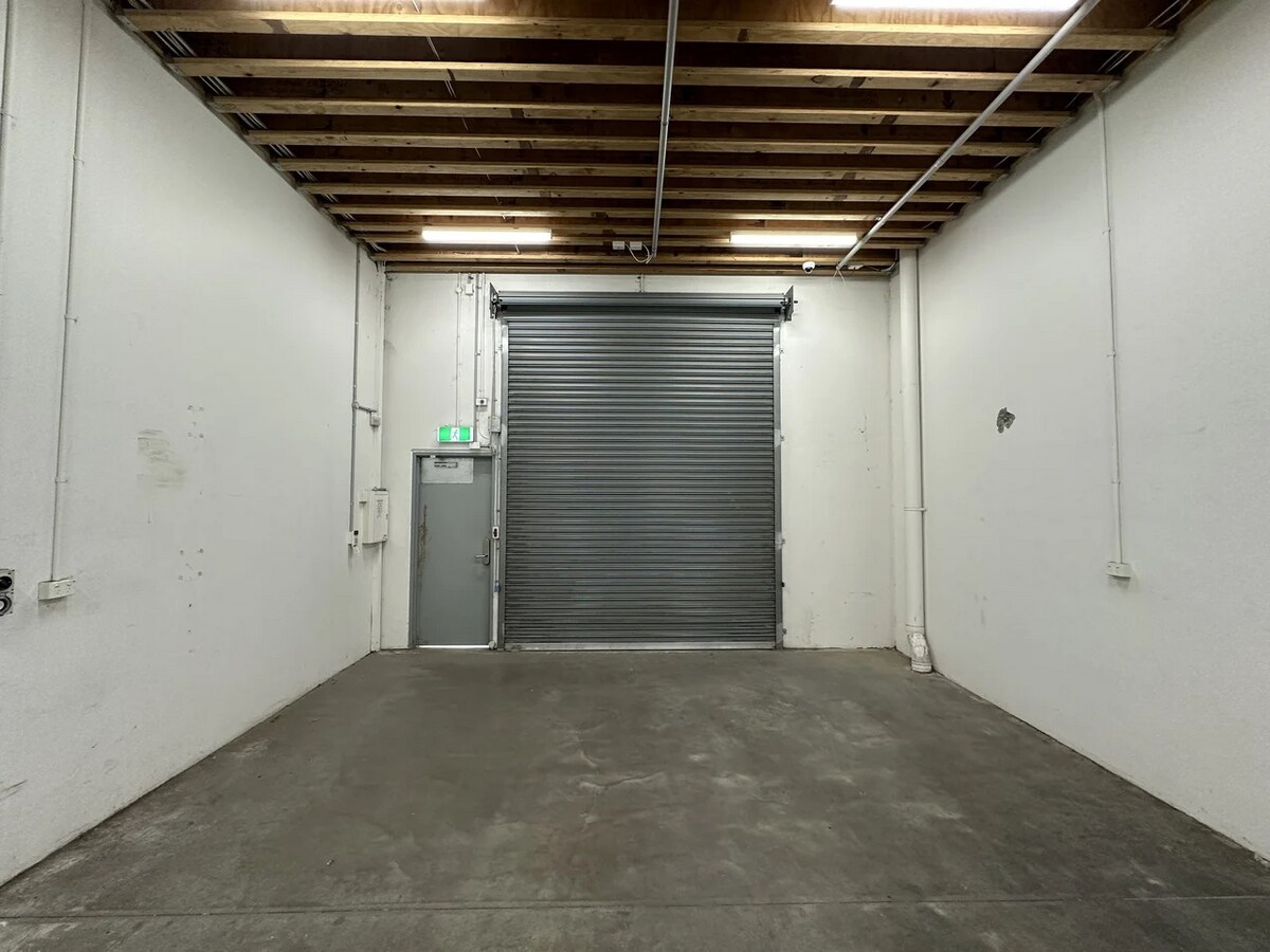 34 Wirraway Drive, Port Melbourne, VIC 3207 - Unidad 2 -  - Foto del interior - Image 1 of 5