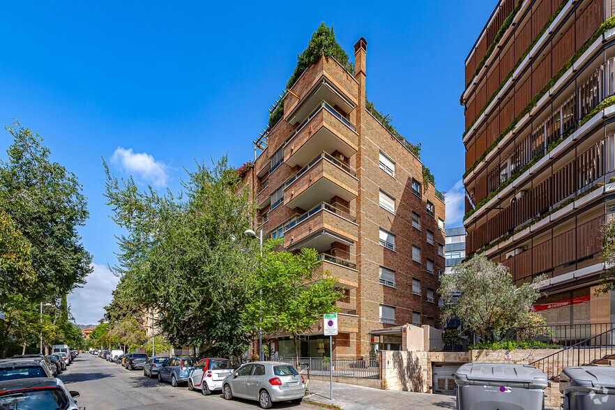 Edificio residencial en Barcelona, Barcelona en venta - Foto del edificio - Imagen 3 de 4