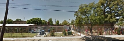 8755 Woodman Ave, Pacoima, CA en alquiler Foto del edificio- Imagen 2 de 2