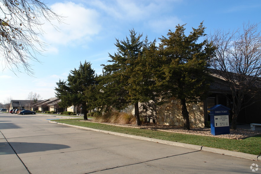 9415 E Harry St, Wichita, KS en venta - Foto del edificio - Imagen 2 de 29