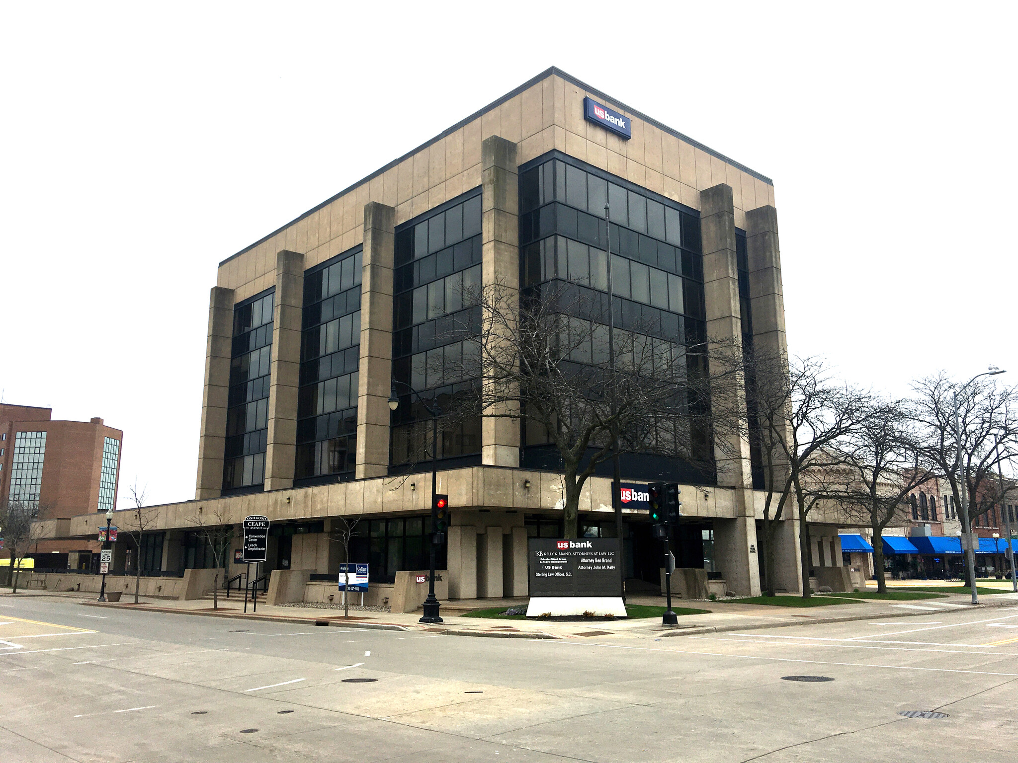 111 N Main St, Oshkosh, WI en alquiler Foto del edificio- Imagen 1 de 12