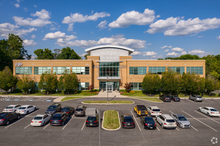 220 W Germantown Pike, Plymouth Meeting, PA en alquiler - Foto del edificio - Imagen 1 de 10