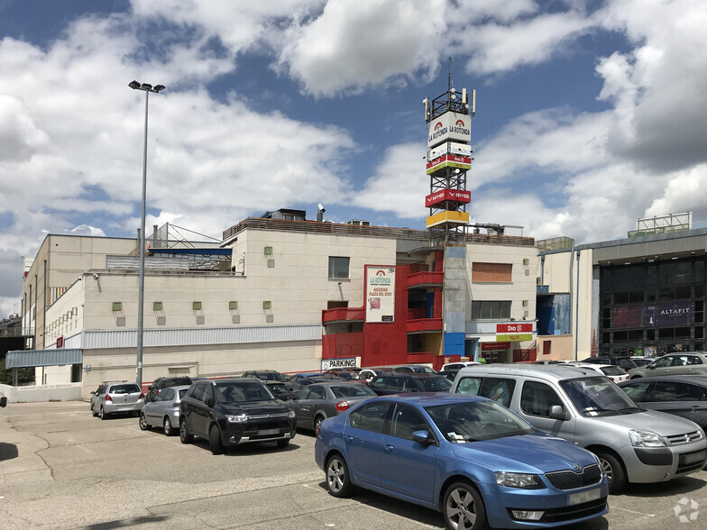 Plaza del Toro, 1, Tres Cantos, Madrid en venta - Foto del edificio - Imagen 3 de 8