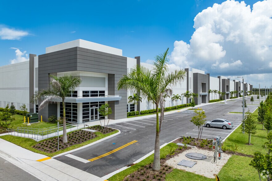 9535 NW 174th St, Hialeah, FL en alquiler - Foto del edificio - Imagen 2 de 21