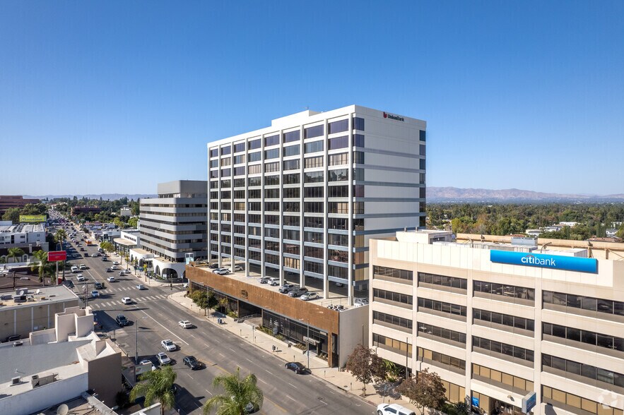 16633 Ventura Blvd, Encino, CA en alquiler - Foto del edificio - Imagen 2 de 4