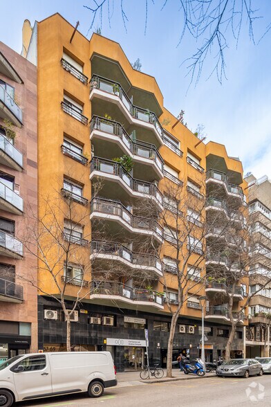 Edificio residencial en Barcelona, Barcelona en venta - Foto del edificio - Imagen 2 de 4
