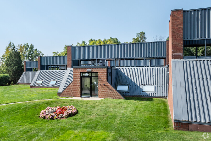 257 Simarano Dr, Marlborough, MA en alquiler - Foto del edificio - Imagen 3 de 10