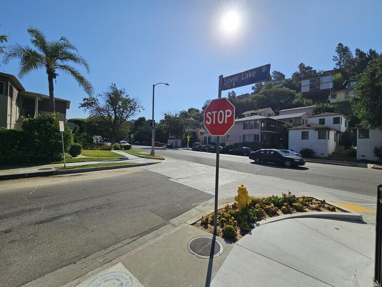 1733 Silver Lake Blvd, Los Angeles, CA en alquiler - Foto del edificio - Imagen 2 de 28