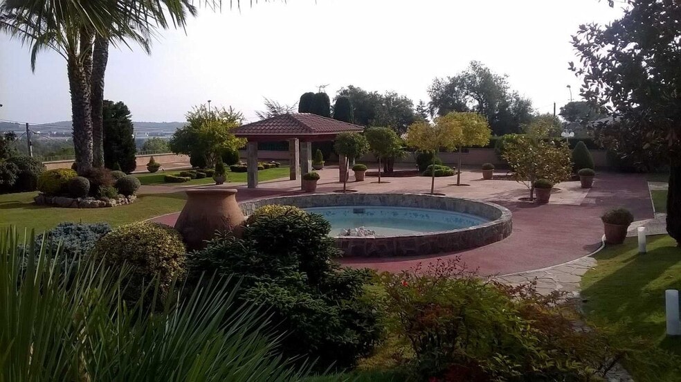 Hotel y hospedaje en Castellar del Vallès, Barcelona en venta - Foto del edificio - Imagen 3 de 11