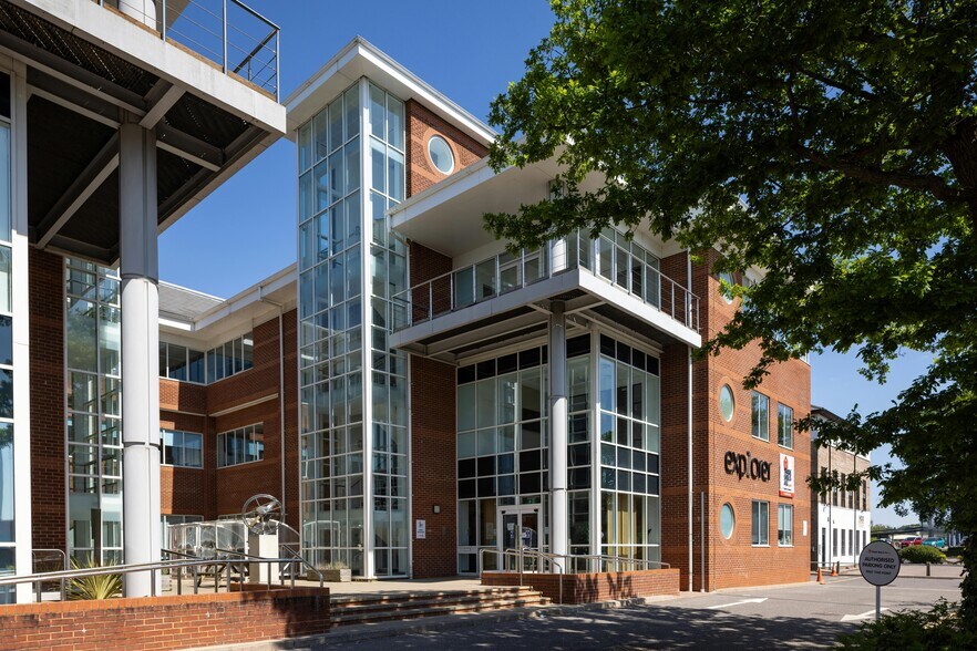 Fleming Way, Crawley en alquiler - Foto del edificio - Imagen 2 de 24