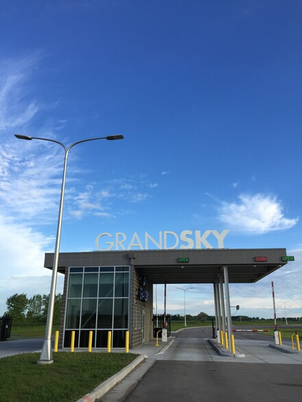 1 Grand Sky Blvd, Grand Forks Air Force Base, ND en alquiler - Foto principal - Imagen 1 de 3