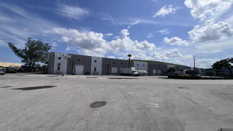 9300-9410 NW 100th St, Medley, FL en alquiler - Foto del edificio - Imagen 1 de 3