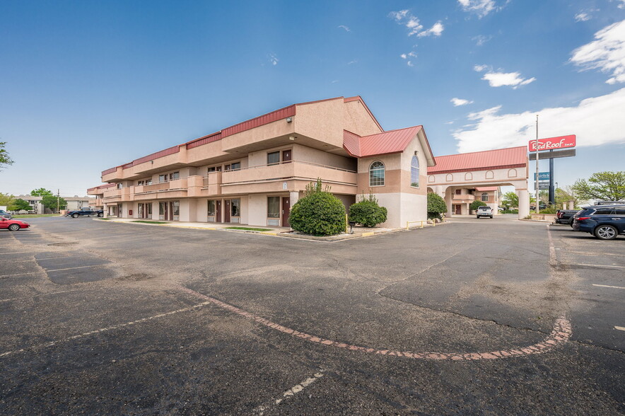 Dual Brand Red Roof Inn HomeTowne Studio cartera de 2 inmuebles en venta en LoopNet.es - Foto del edificio - Imagen 2 de 53