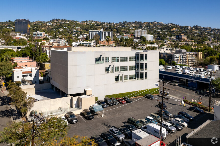 825 N San Vicente Blvd, West Hollywood, CA en alquiler - Foto del edificio - Imagen 2 de 20