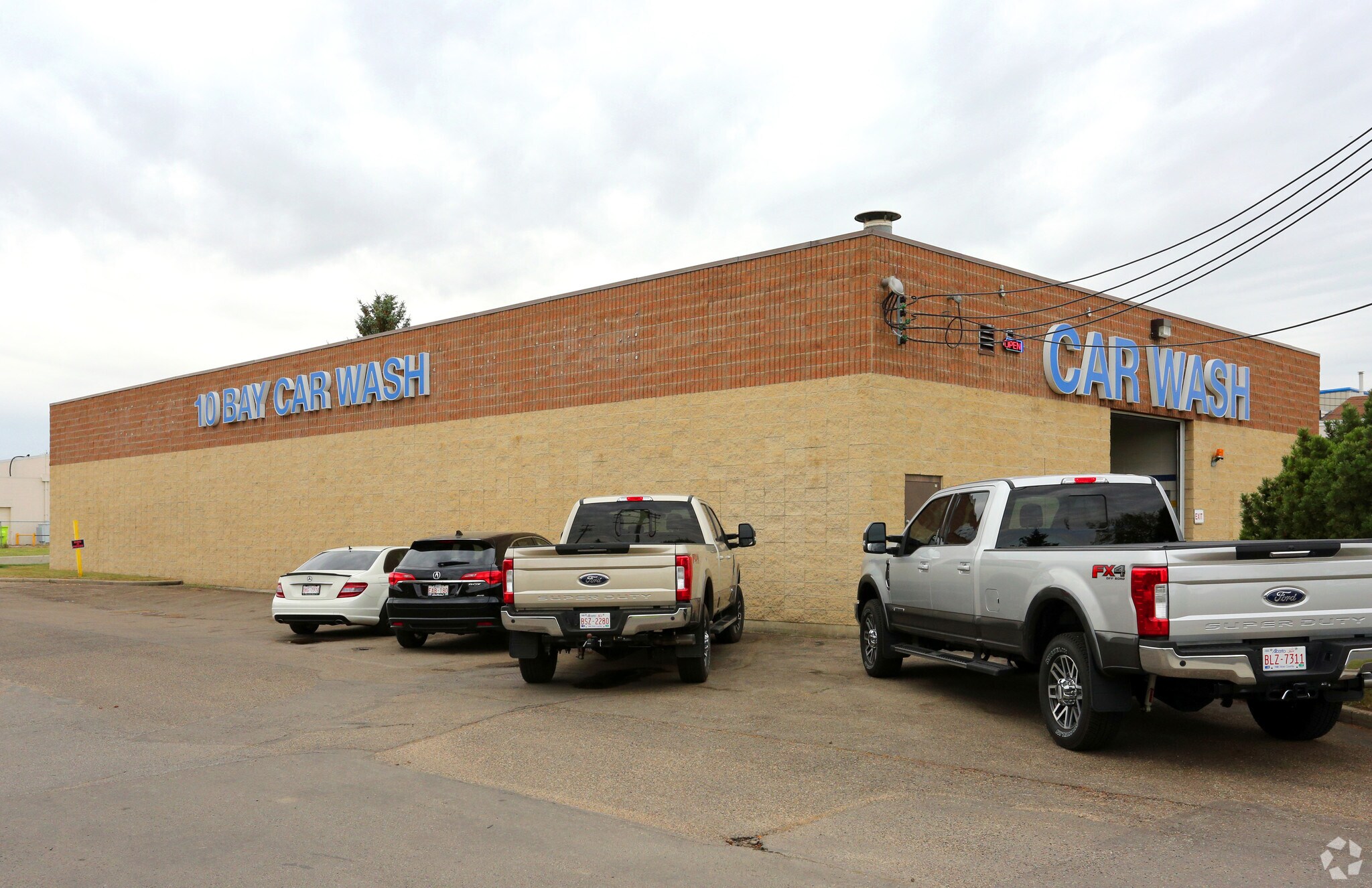 Em’s Lube Shop & Car Wash cartera de 2 inmuebles en venta en LoopNet.es Foto principal- Imagen 1 de 3