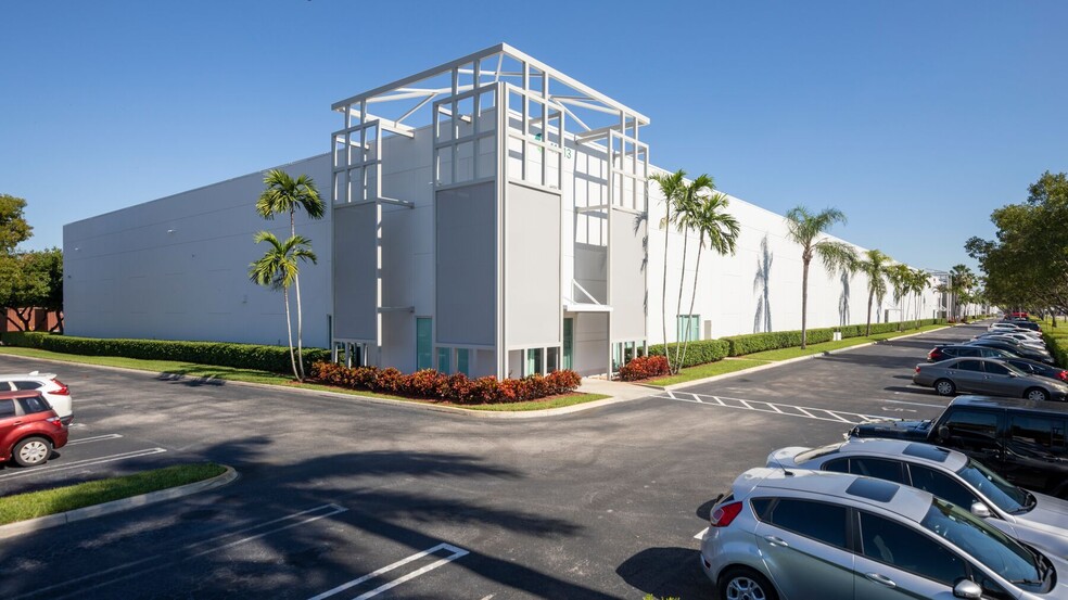 11013 NW 30th St, Miami, FL en alquiler - Foto del edificio - Imagen 1 de 2