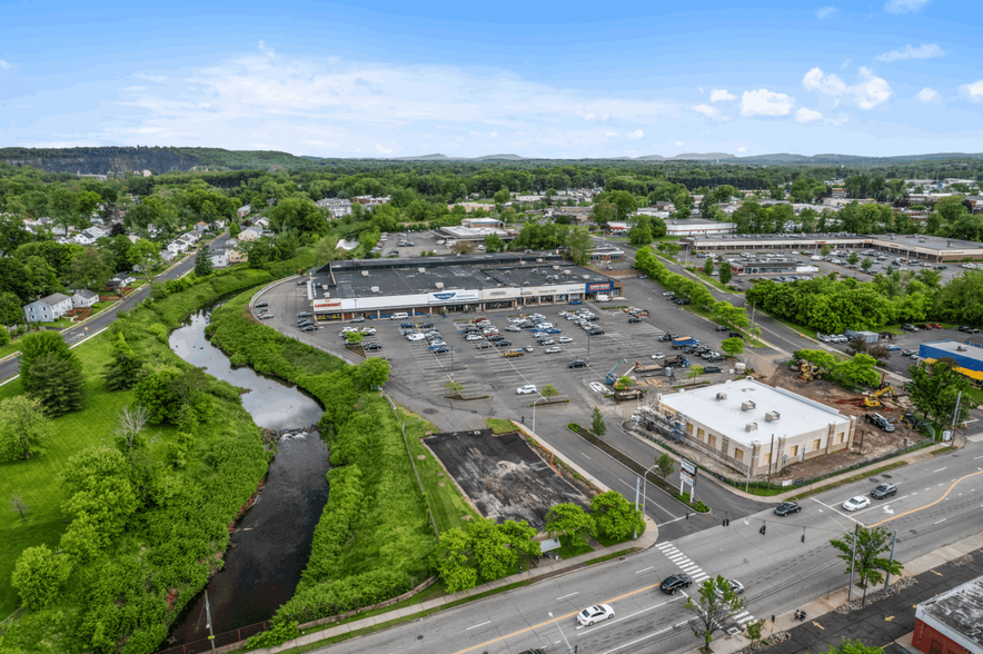 983 New Britain Ave, West Hartford, CT en alquiler - Foto del edificio - Imagen 3 de 3