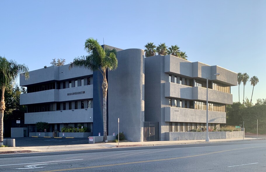 10999 Riverside Dr, Studio City, CA en alquiler - Foto del edificio - Imagen 1 de 7