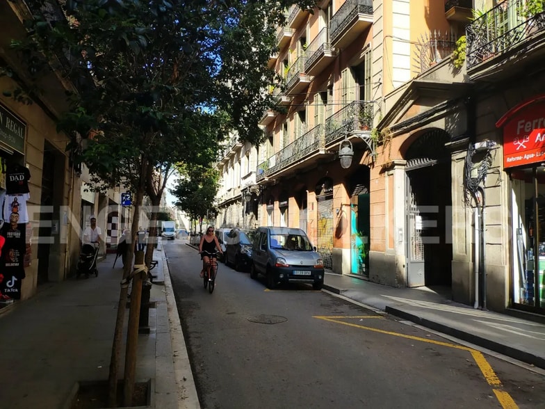 Edificio residencial en Cornellà de Llobregat, Barcelona en venta - Foto del edificio - Imagen 3 de 3