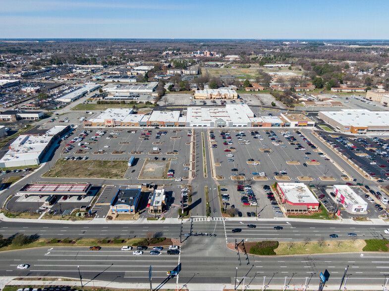 1056-1088 W Mercury Blvd, Hampton, VA en alquiler - Foto del edificio - Imagen 1 de 7