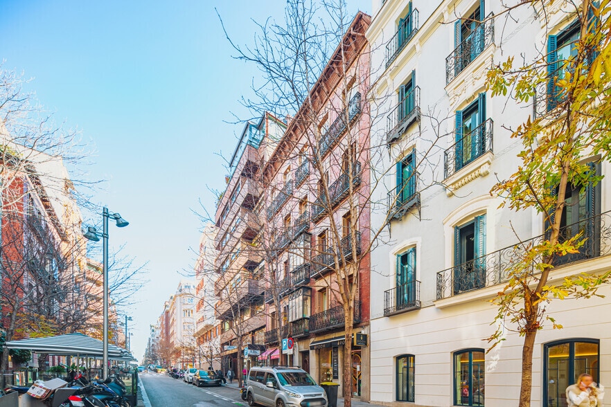 Edificio residencial en Madrid, Madrid en venta - Foto del edificio - Imagen 2 de 2