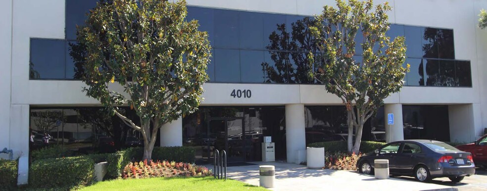 4010 Watson Plaza Dr, Lakewood, CA en alquiler - Foto del edificio - Imagen 3 de 11