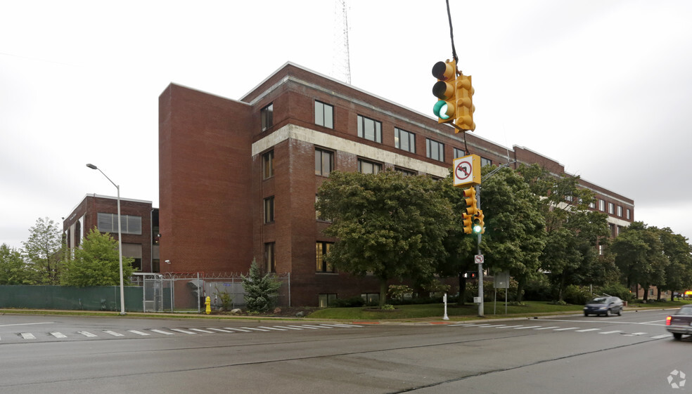 196 Cesar E Chavez Ave, Pontiac, MI en venta - Foto del edificio - Imagen 2 de 3