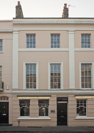 Más detalles de 5 College Appr, London - Local en alquiler