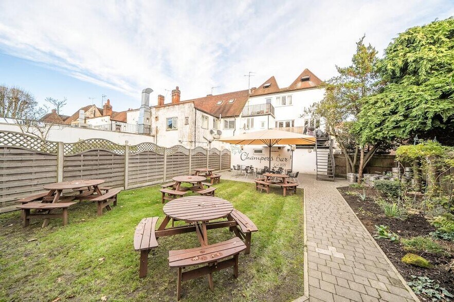 184 Field End Rd, Pinner en venta - Foto del edificio - Imagen 3 de 16