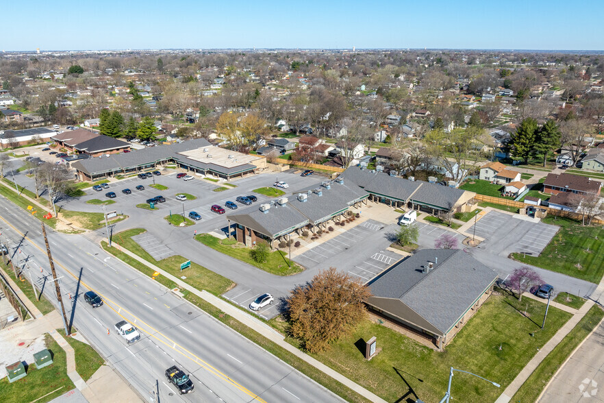 7501-7611 Douglas Ave, Urbandale, IA en alquiler - Vista aérea - Imagen 1 de 10