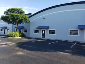 7863 Drew Cir, Fort Myers, FL en alquiler Foto del edificio- Imagen 1 de 7