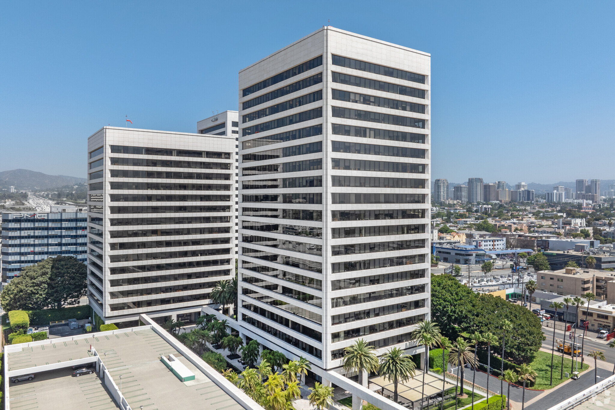 11100 Santa Monica Blvd, Los Angeles, CA en alquiler Foto del edificio- Imagen 1 de 13