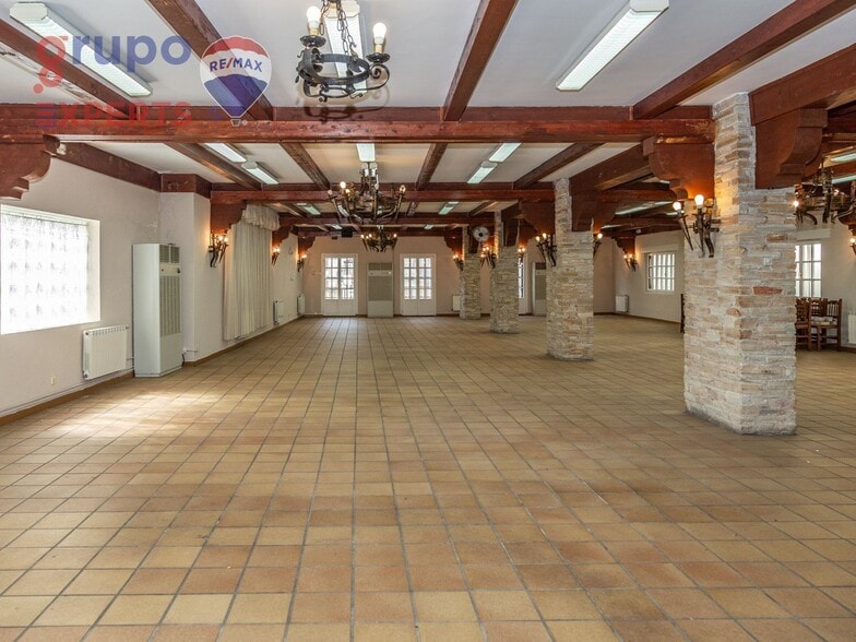 Local en Cacabelos en venta - Foto del edificio - Imagen 3 de 56