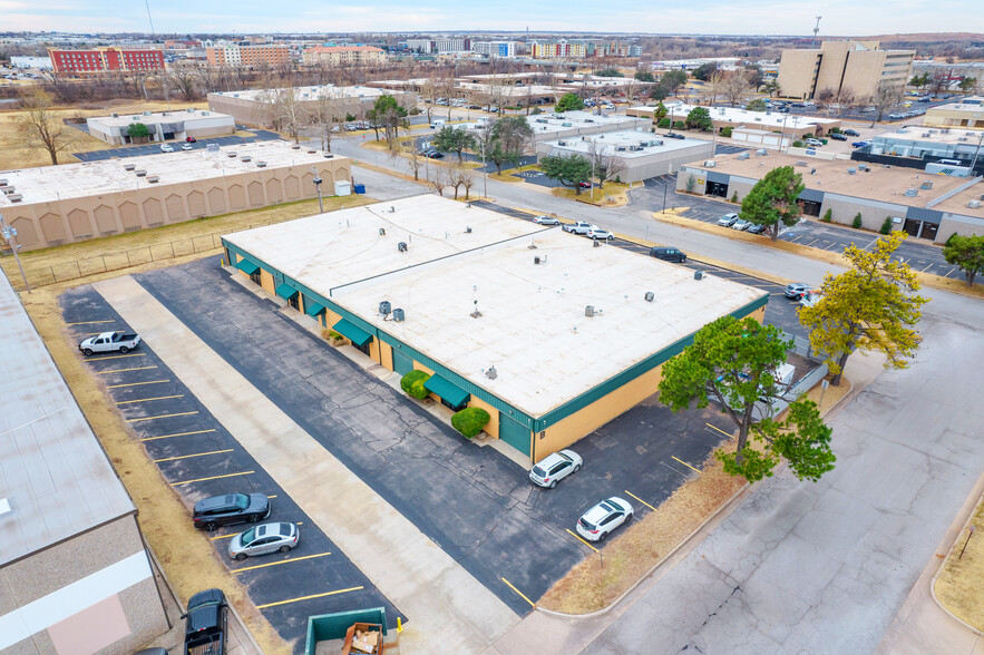 1300 Cornell Pky, Oklahoma City, OK en alquiler - Foto del edificio - Imagen 1 de 2