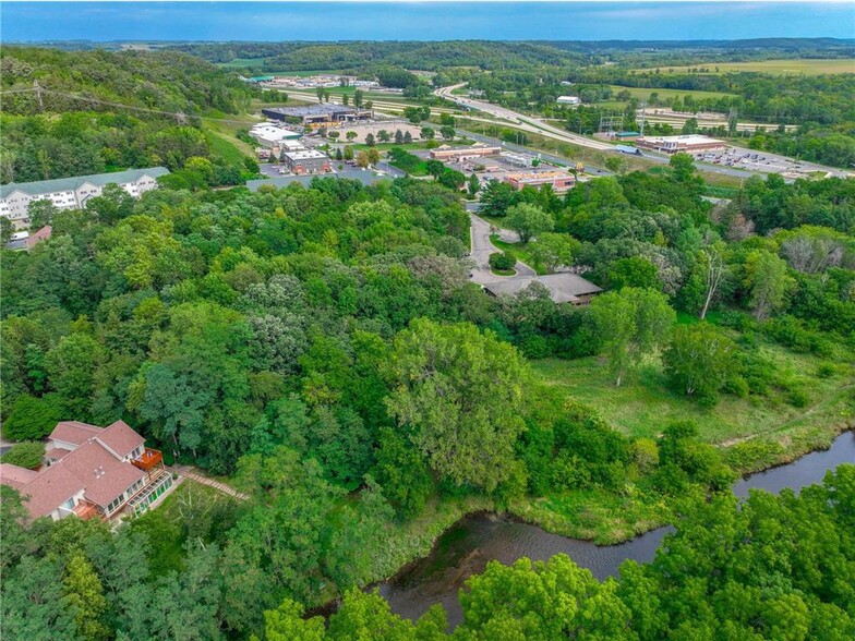 3.26 AC, Riverside Drive, River Falls, WI en venta - Vista aérea - Imagen 1 de 7