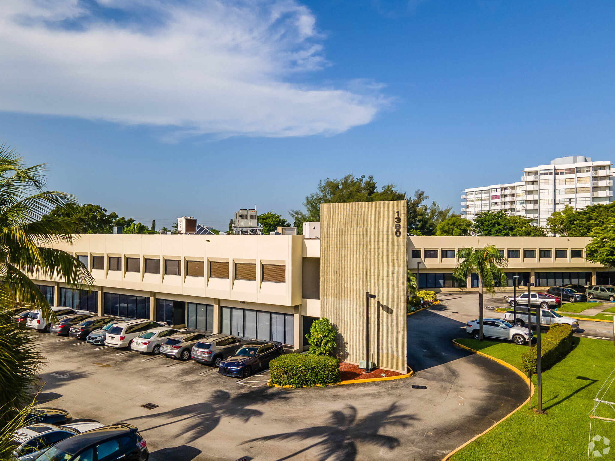 1380 NE Miami Gardens Dr, North Miami Beach, FL en alquiler Foto del edificio- Imagen 1 de 6