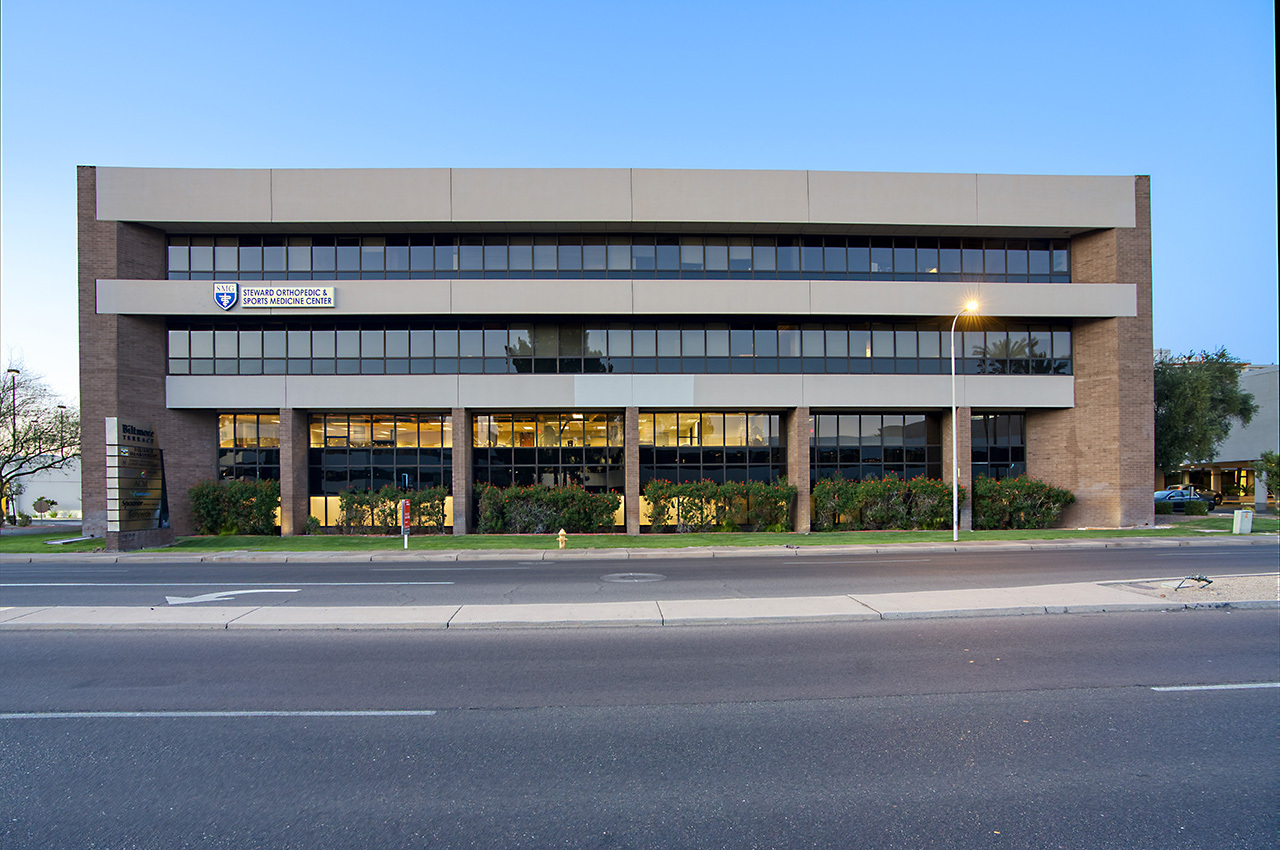 2122 E highland Ave, Phoenix, AZ en alquiler Foto del edificio- Imagen 1 de 16