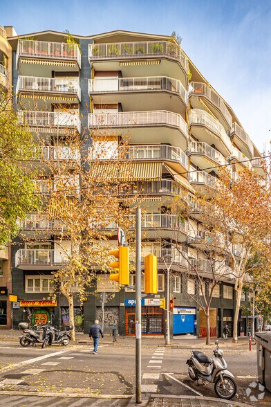Edificio residencial en Barcelona, Barcelona en venta - Foto del edificio - Imagen 2 de 2
