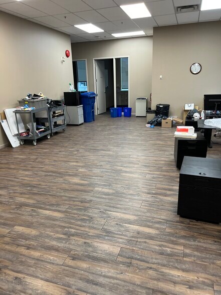 4960 Rue Levy, Saint-Laurent, QC en alquiler - Foto del interior - Imagen 3 de 23