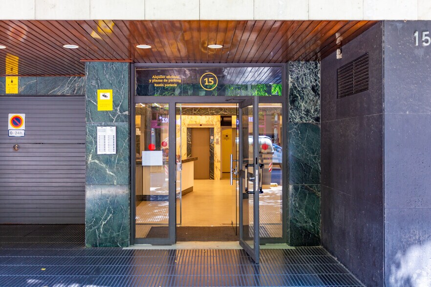 Oficina en Barcelona, Barcelona en alquiler - Foto del edificio - Imagen 3 de 6