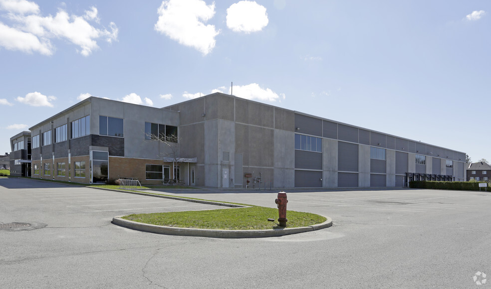 17550 Rte Transcanadienne, Montréal, QC en alquiler - Foto del edificio - Imagen 2 de 3