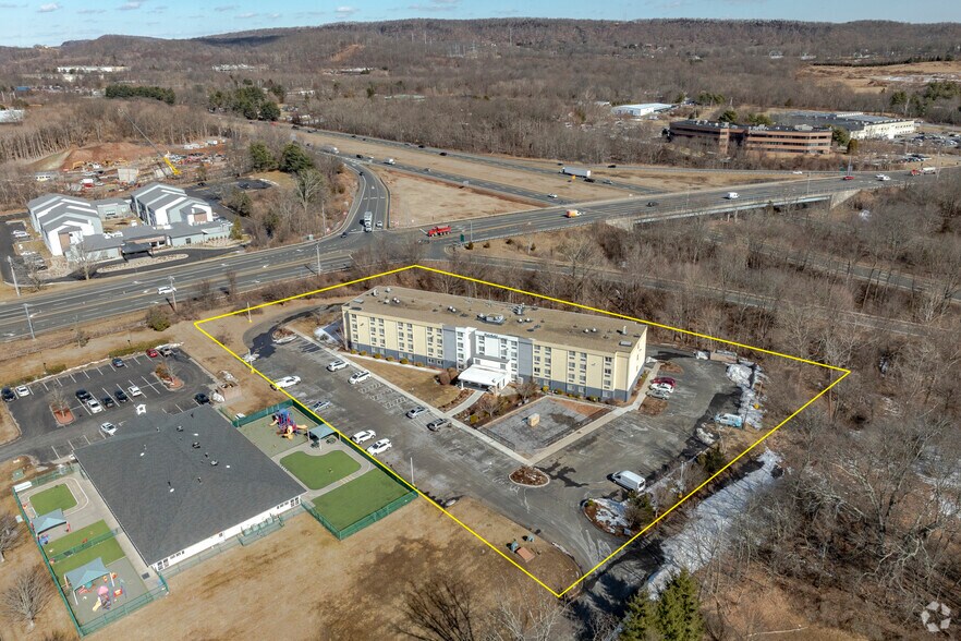 100 Miles Dr, Wallingford, CT en venta - Foto del edificio - Imagen 1 de 23