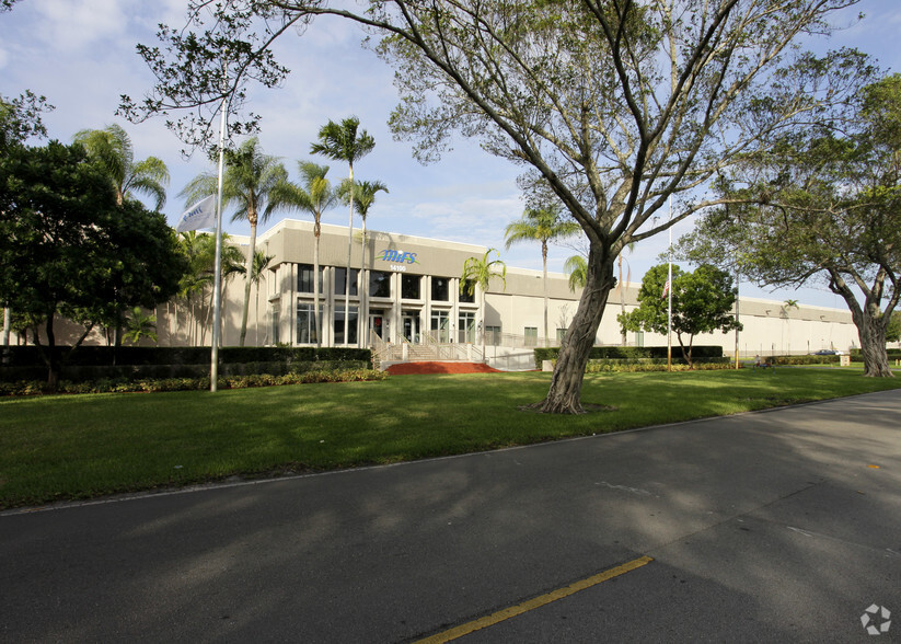 14100 NW 60th Ave, Miami Lakes, FL en alquiler - Foto del edificio - Imagen 1 de 5