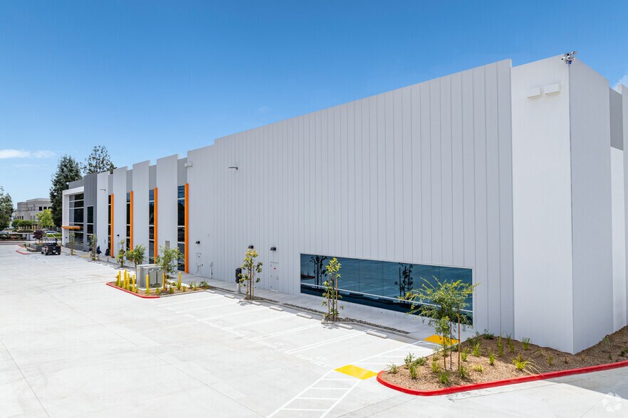 19900 Plummer St, Chatsworth, CA en alquiler - Foto del edificio - Imagen 2 de 10