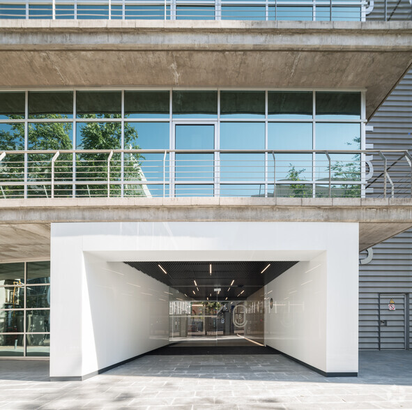 Calle de Julián Camarillo, 16-20, Madrid, Madrid en venta - Foto del edificio - Imagen 1 de 1